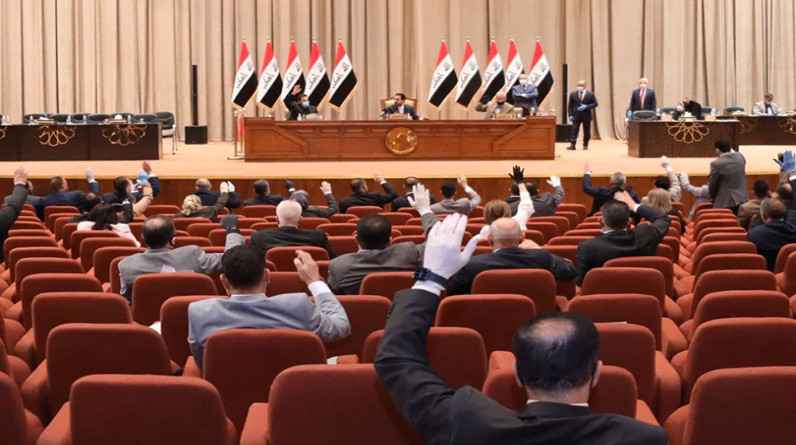 لمواجهة العقوبات الأمريكية.. البرلمان العراقي يدعو لبيع النفط بغير الدولار